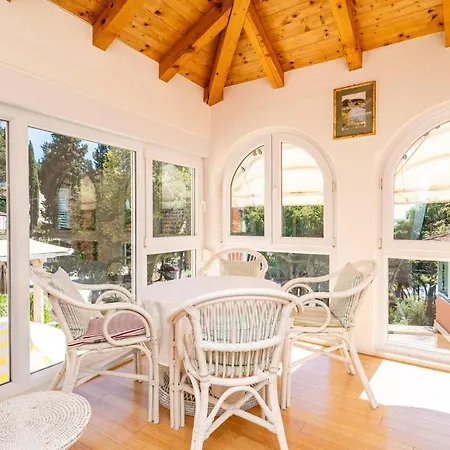 4 Bedroom Cozy In Holiday home Mlini