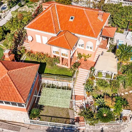 4 Bedroom Cozy In Holiday home Mlini