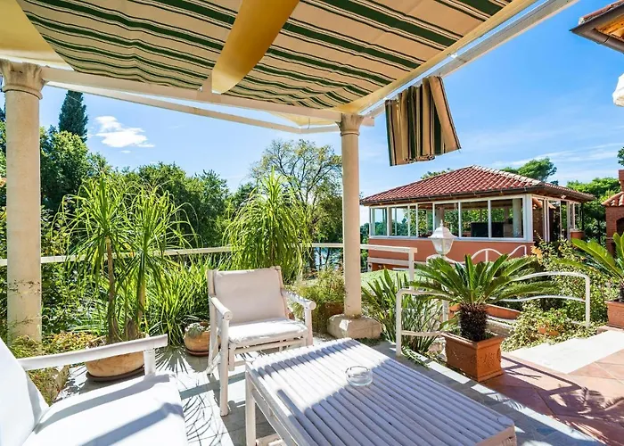 4 Bedroom Cozy In Holiday home Mlini