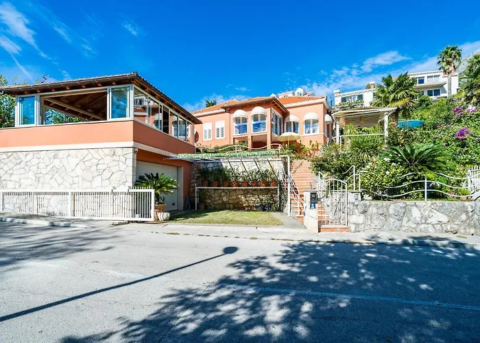 4 Bedroom Cozy In Holiday home Mlini