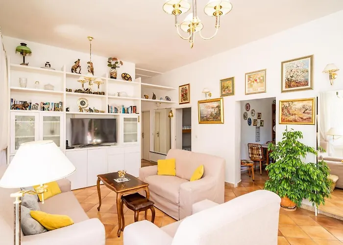 4 Bedroom Cozy In Holiday home Mlini