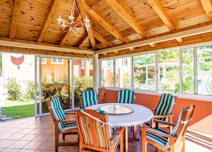 4 Bedroom Cozy In Holiday home *