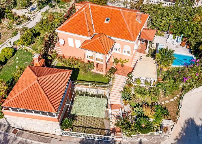 4 Bedroom Cozy In Holiday home Mlini