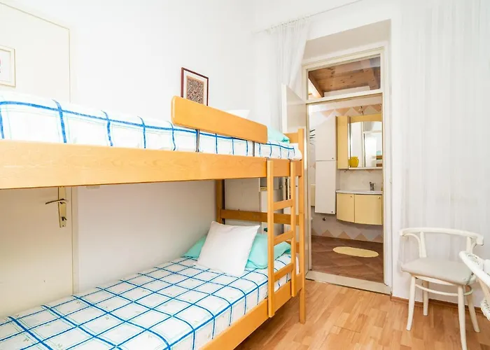 4 Bedroom Cozy In Holiday home Mlini