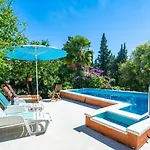 4 Bedroom Cozy In Holiday home Mlini