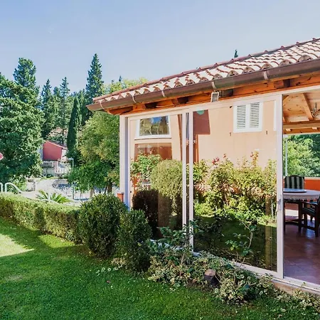 4 Bedroom Cozy In Дом отдыха Млини