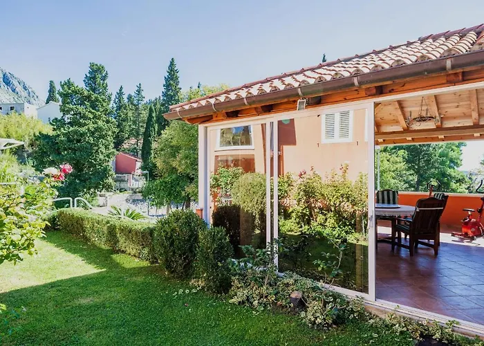 4 Bedroom Cozy In Дом отдыха Млини