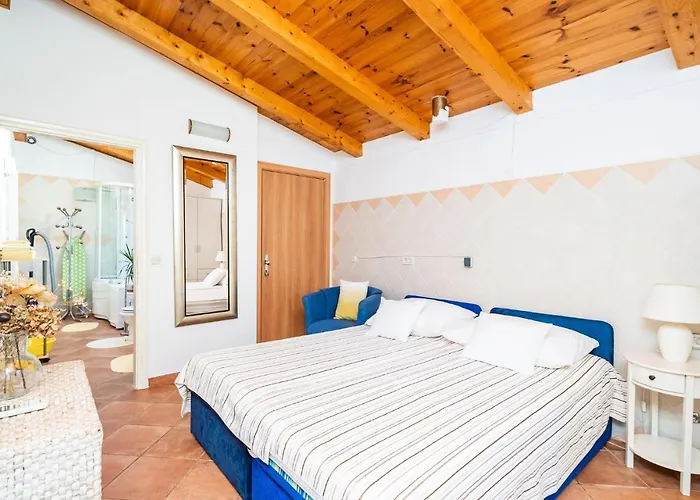 4 Bedroom Cozy In Млини