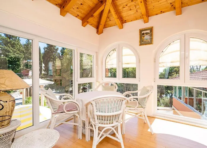 4 Bedroom Cozy In Дом отдыха Млини