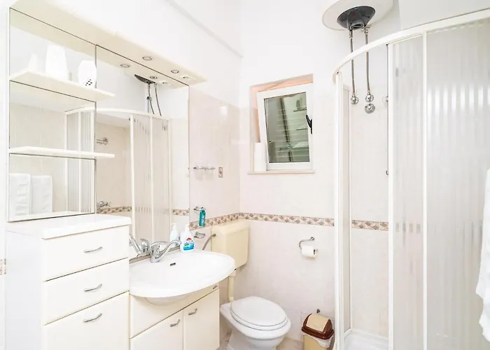 Дом отдыха 4 Bedroom Cozy In Млини